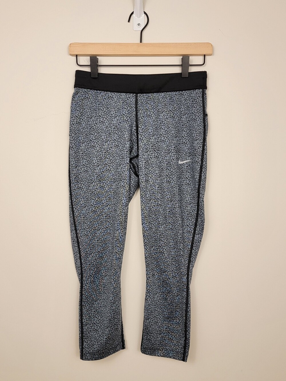 Nike Dri-FIT Relay Capri Leggings Gray Black Dotted Pebble Print Small S Running